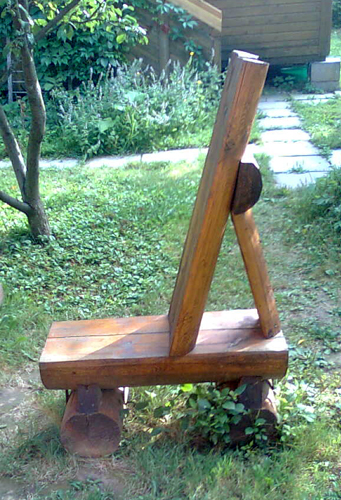 Уличный стул из брёвен