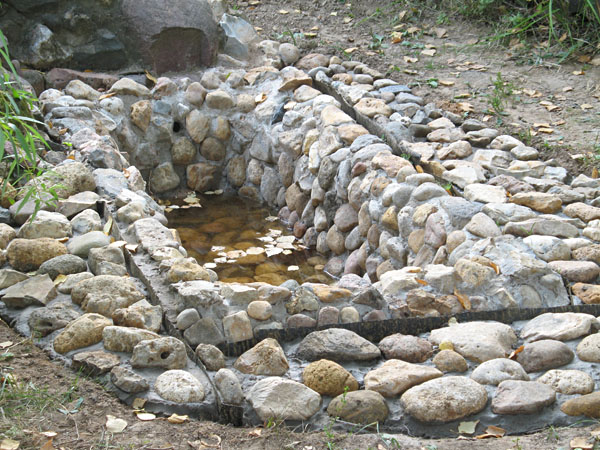 Каменный пруд из старой ванны